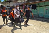 Tim SAR saat mengevakuasi jenazah pria yang hanyut di Aek Sibundong, Tapteng. Foto: Dok Pos SAR Sibolga