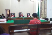 Satria Adham (34) duduk di kursi pesakitan saat mendengarkan putusan hakim PN Medan. Foto: Topikseru.com/ Edward Gilbert Munthe