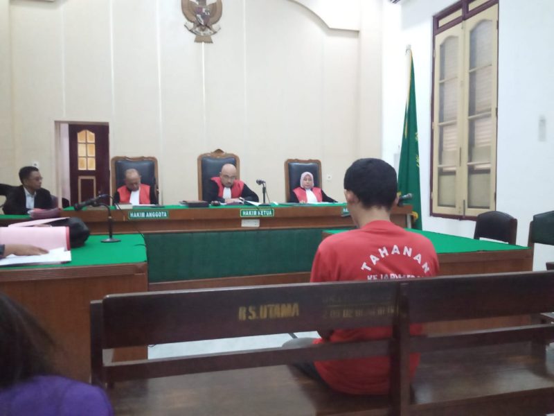 Satria Adham (34) duduk di kursi pesakitan saat mendengarkan putusan hakim PN Medan. Foto: Topikseru.com/ Edward Gilbert Munthe