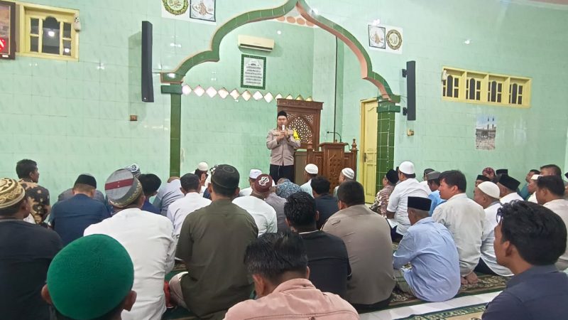 Kapolres Sibolga, AKBP Ahmad Fauzy saat memberi pengarahan di Jumat curhat Kapolres Sibolga, di Masjid Istiqomah Sibolga, Jumat (18/10). Foto: Dok Humas Polres Sibolga
