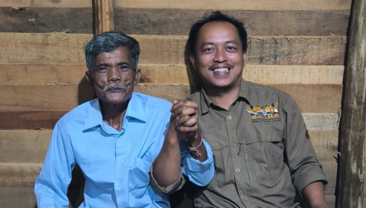 Sorbatua Siallagan dan Ketua Dewan AMAN Tano Batak, Roganda SImanjuntak. Foto: Dok pribadi