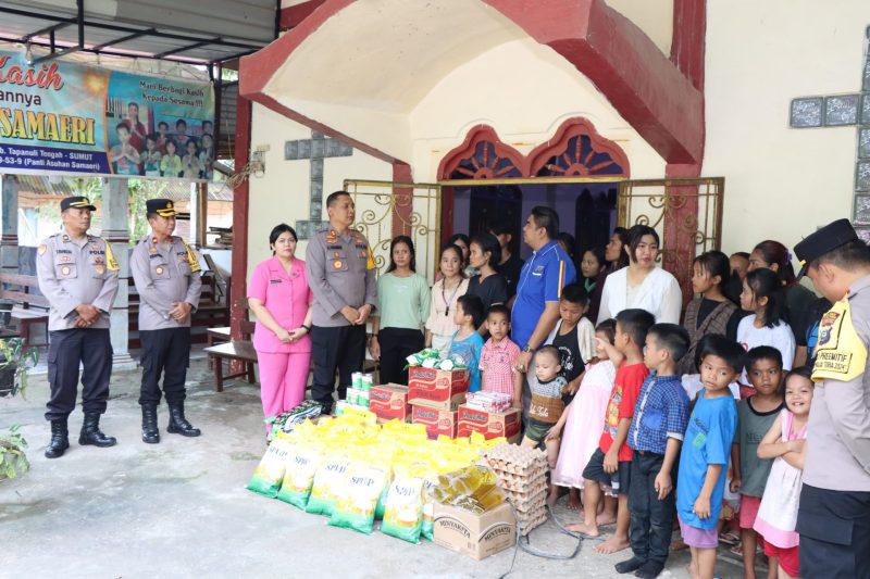 Kapolres Tapteng saat memberikan Bantuan sembako kepada anak-anak panti asuhan, Minggu (20/10). Foto: Dok Humas Polres Tapteng/
