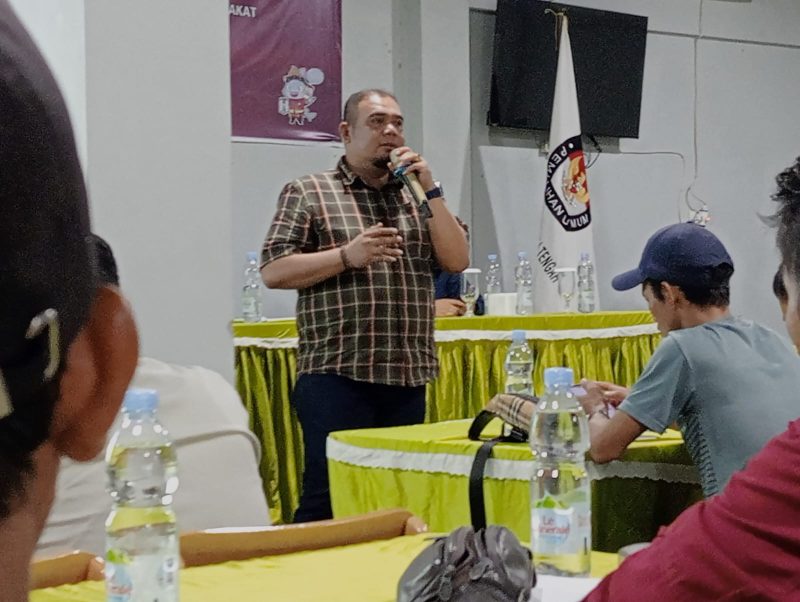 Komisioner KPU Tapteng, Divisi Sosialisasi, Pendidikan Pemilih, Partisipasi Masyarakat, dan SDM, Fahri Zulamin Rambe. Foto: .Topikseru.com/ Jasman Julius.