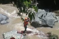 Personel SAR saat melakukan pencarian dua rescuer Medan yang hanyut selama delapan hari saat bertugas dalam operasi SAR di Sungai Lau Biang Kabupaten Karo, Sumatera Utara. Foto: Dok.Basarnas Medan