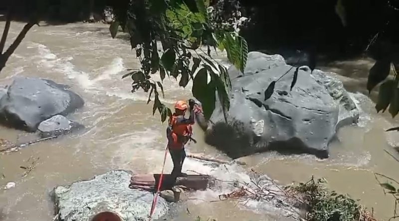 Personel SAR saat melakukan pencarian dua rescuer Medan yang hanyut selama delapan hari saat bertugas dalam operasi SAR di Sungai Lau Biang Kabupaten Karo, Sumatera Utara. Foto: Dok.Basarnas Medan