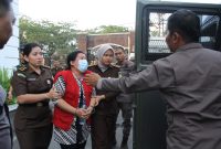 Seorang tersangka dugaan korupsi BOK dan Jaspel Tapteng saat dibawa ke mobil tahanan. Foto: Istimewa