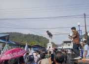 HMI dan Masyarakat Demo di Kantor DPRD Tapteng