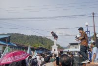 Suasana saat ratusan mahasiswa HMI dan masyarakat berdemonstrasi di gedung DPRD Tapteng, Jumat (25/10). Foto: Topikseru.com/ Jasman Julius
