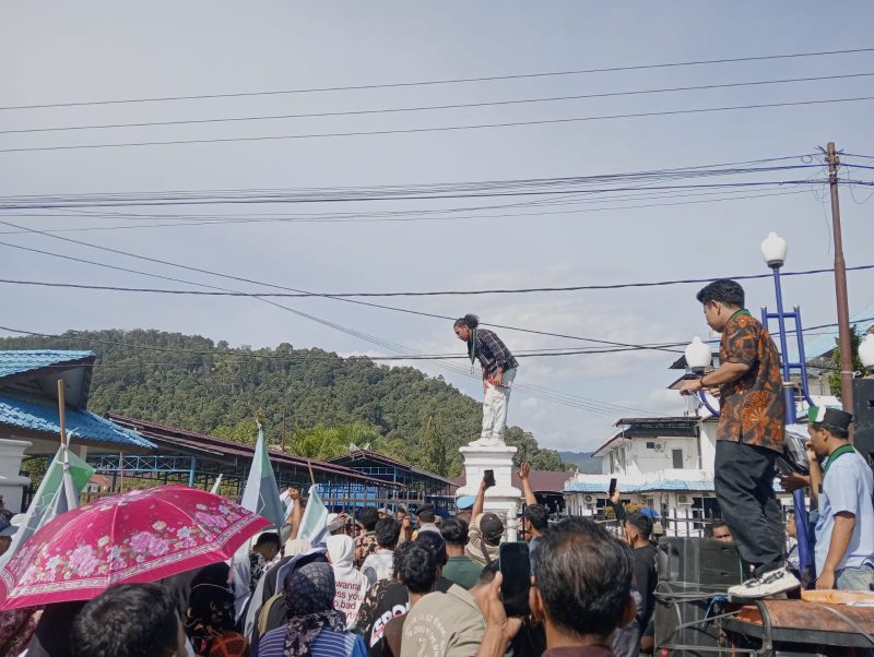 Suasana saat ratusan mahasiswa HMI dan masyarakat berdemonstrasi di gedung DPRD Tapteng, Jumat (25/10). Foto: Topikseru.com/ Jasman Julius