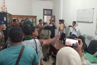 Suasana saat perwrakilan massa HMI dan masyarakat masuk ke kantor DPRD Tapteng, Jumat (25/10). Foto: Topikseru.com/ Jasman Julius