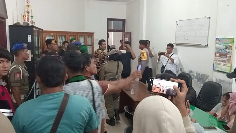 Suasana saat perwrakilan massa HMI dan masyarakat masuk ke kantor DPRD Tapteng, Jumat (25/10). Foto: Topikseru.com/ Jasman Julius