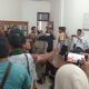 Demonstran masuk ke kantor DPRD Tapteng