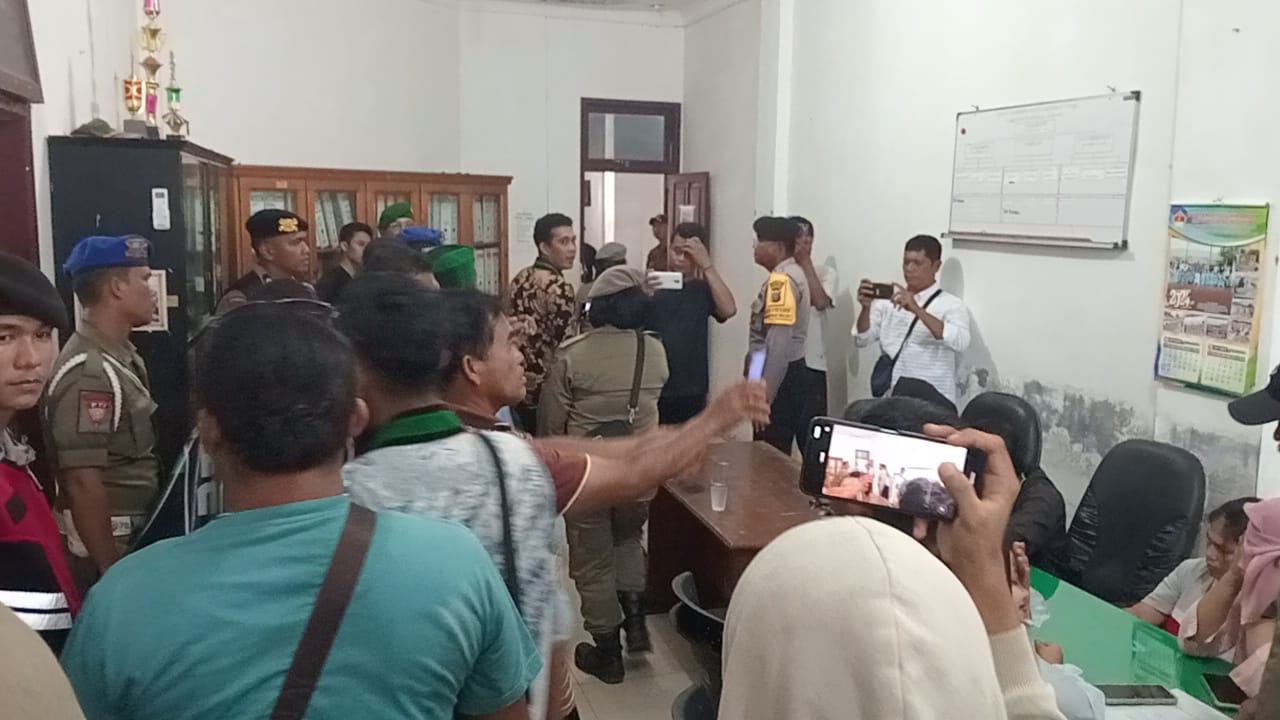 Demonstran masuk ke kantor DPRD Tapteng