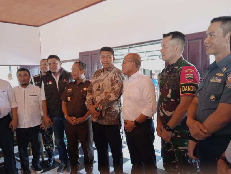 Pj Bupati Tapteng, Sugeng Riyanta (kemeja putih) saat konferensi pers terkait Pilkada Tapteng, Senin (28/10). Foto: Topikseru.com/ Jasman Julius