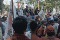 Ratusan masyarakat yang tergabung dalam aliansi Koalisi Percepatan Perda Pengakuan dan Perlindungan Masyarakat Adat Sumatera Utara menggeruduk kantor DPRD Sumut, menuntut 3 Ranperda. Senin (28/10). Foto: Istimewa