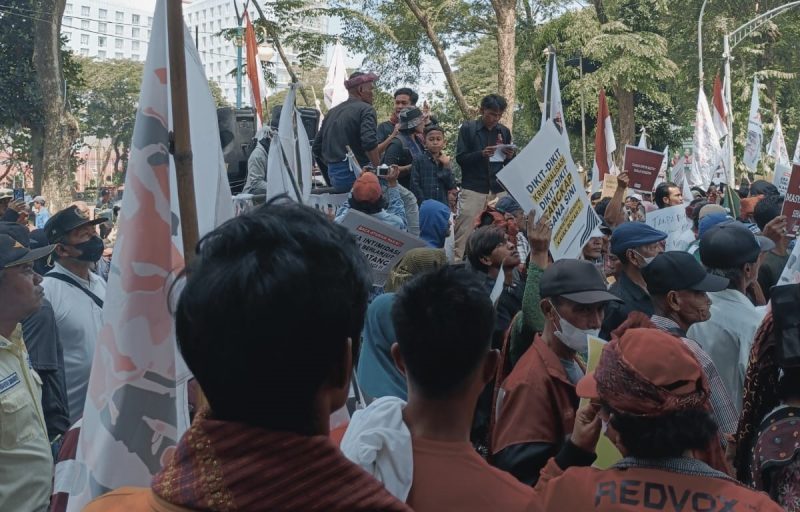 Ratusan masyarakat yang tergabung dalam aliansi Koalisi Percepatan Perda Pengakuan dan Perlindungan Masyarakat Adat Sumatera Utara menggeruduk kantor DPRD Sumut, menuntut 3 Ranperda. Senin (28/10). Foto: Istimewa