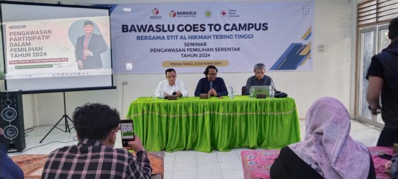 Komisioner Bawaslu Tebingtinggi Choky Nasution (tengah), saat memberikan materi terkait pengawasan pemilih serentak di Kampus STIT Al-Hikmah Tebingtinggi, jelang Pilkada November mendatang. Foto: Dok Bawaslu Tebing Tinggi