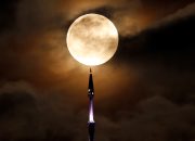 Dari Pantai Barat Sumut, Hunter’s Moon Tampak Memukau