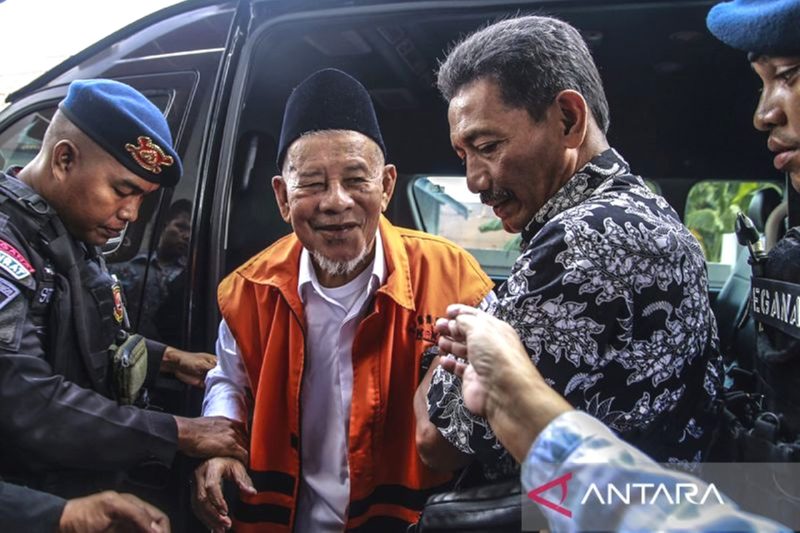 Arsip foto - Terdakwa kasus dugaan suap dan gratifikasi Abdul Gani Kasuba (kedua kiri) dibantu petugas berjalan ke ruang sidang sebelum sidang putusan di Pengadilan Negeri Ternate, Maluku Utara, Jumat (20/9). Foto: Antara