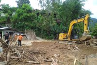 BPBD Kabupaten Tapanuli Selatan (Tapsel) mulai melakukan pembersihan material akibat banjir bandang yang melanda tiga desa. Foto: Antara/HO-BPBD Tapsel