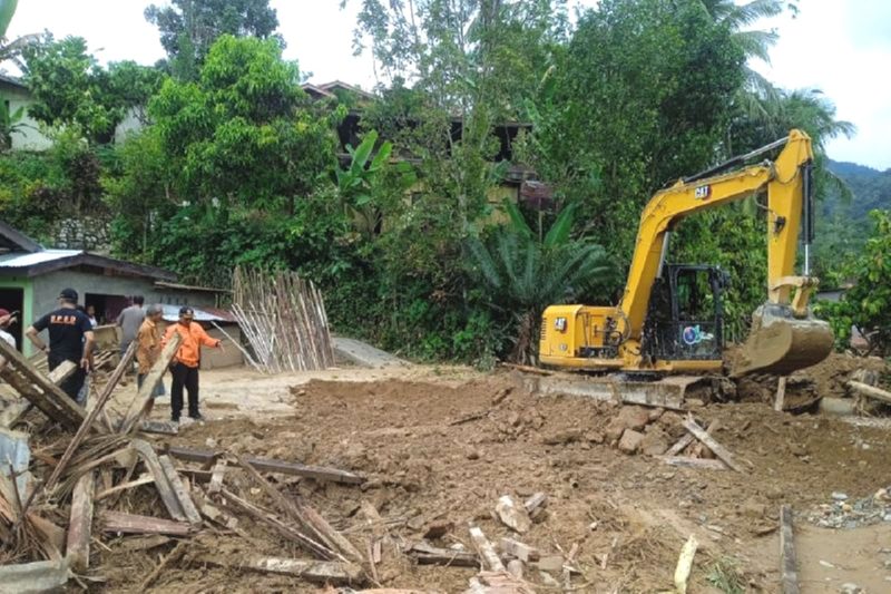 BPBD Kabupaten Tapanuli Selatan (Tapsel) mulai melakukan pembersihan material akibat banjir bandang yang melanda tiga desa. Foto: Antara/HO-BPBD Tapsel