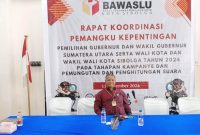 Ketua Bawaslu Kota Sibolga, Salmon Tambunan dalam Rapat Koordinasi Pemangku Kepentingan, Senin (11/11). Foto: Topikseru.com/ Jasman Julius.