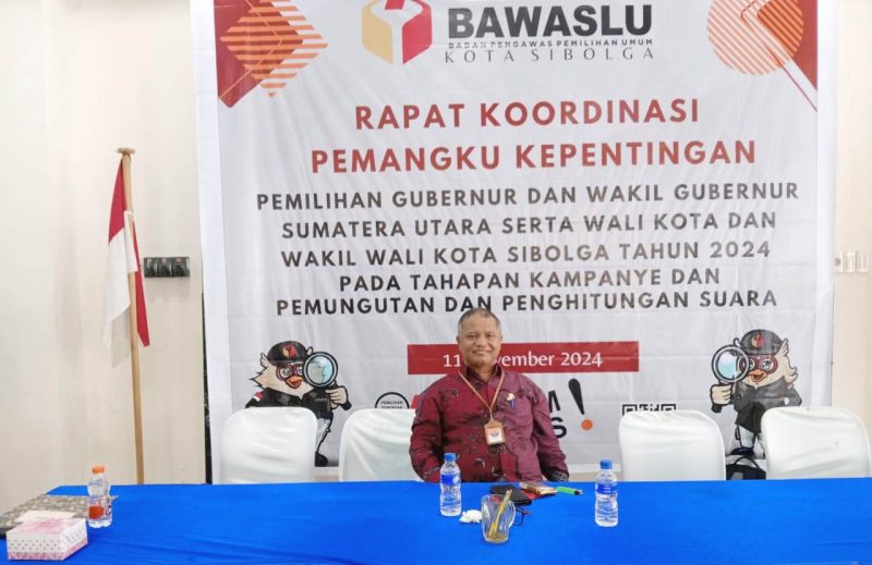 Ketua Bawaslu Kota Sibolga, Salmon Tambunan dalam Rapat Koordinasi Pemangku Kepentingan, Senin (11/11). Foto: Topikseru.com/ Jasman Julius.