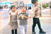 Momen bayi gemas Abe, Ritsuki, dan Natsuki bersama di Negeri Sakura. Foto: Instagram @abedaily