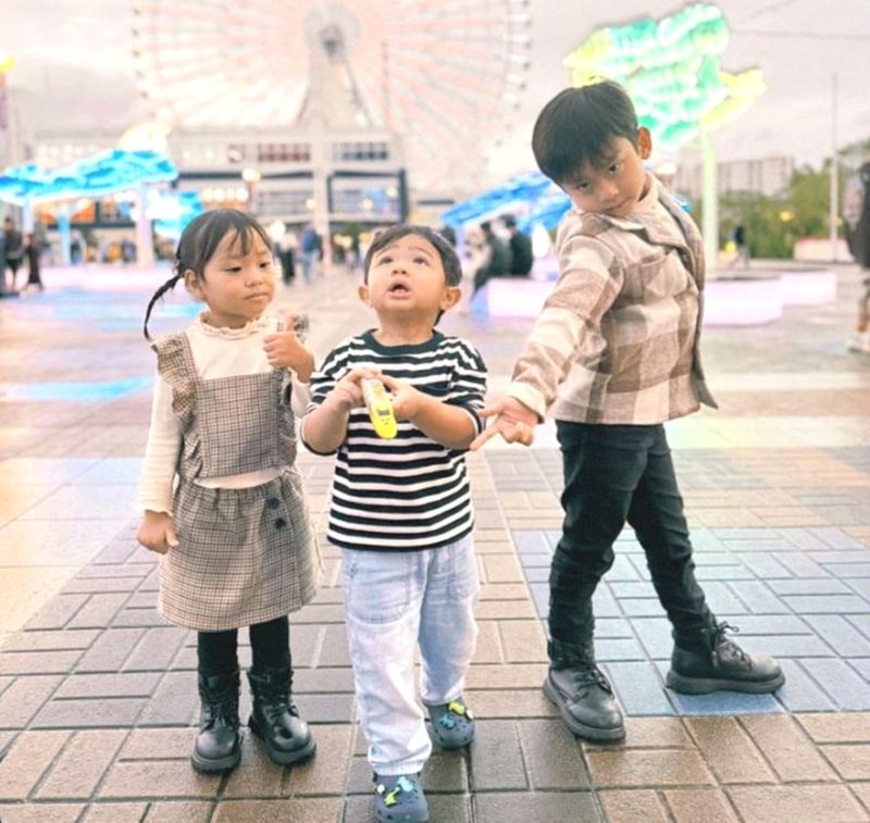 Momen bayi gemas Abe, Ritsuki, dan Natsuki bersama di Negeri Sakura. Foto: Instagram @abedaily