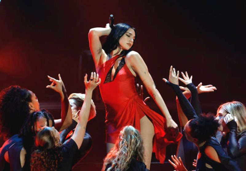 Dua Lipa mendadak batal menggelar konser di Jakarta. Foto: Getty Images