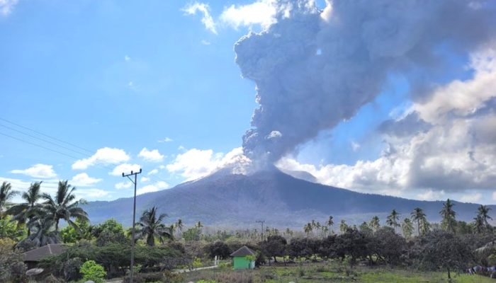 Gunung Lewotobi Laki-laki di Flores Timur Kembali Erupsi