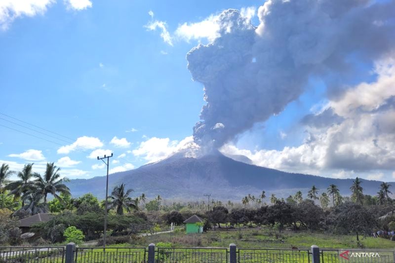 Gunung Lewotobi Laki-laki yang terletak di Kabupaten Flores Timur, Nusa Tenggara Timur (NTT) kembali erupsi pada Kamis (7/11/2024). Foto: Antara/Sean Filo Muhamad