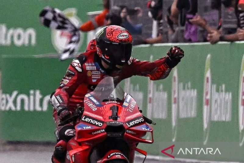 Pembalap Ducati Lenovo Team Francesco Bagnaia saat merayakan keberhasilannya memenangi MotoGP Grand Prix Thailand di Chang International Circuit, Buriram. Foto: Antara/AFP