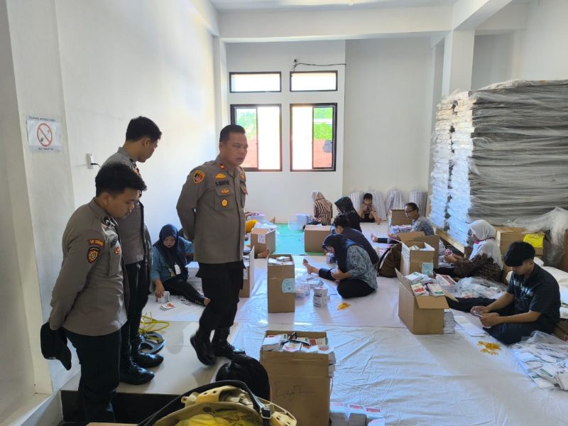 Polres Sibolga mengamankan pelipatan dan penyortiran surat suara Pilkada 2024. Foto: Humas Polres Sibolga.