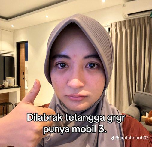Tangkapan layar unggahan komika Arafah Rianti dengan wajah sembab setelah dilabrak tetangga. Foto: tangkapan layar TikTok