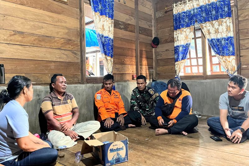 Tim SAR gabungan yang di pimpin Korpos SAR Sibolga, Rufinus Bangun di rumah korban yang selamat Tigor Siringoringo. Foto: dok. SAR Sibolga.