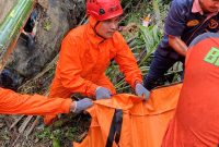 Tim SAR gabungan kembali menemukan dua korban longsor Sembahe dalam kondisi meninggal dunia, Kamis (28/11). Foto: Humas Basarnas Medan