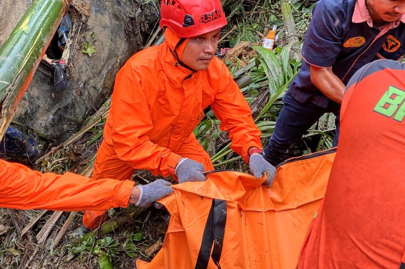 Tim SAR gabungan kembali menemukan dua korban longsor Sembahe dalam kondisi meninggal dunia, Kamis (28/11). Foto: Humas Basarnas Medan