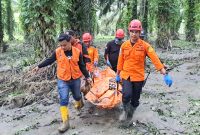 Tim SAR gabungan mengevakuasi satu lagi korban longsor yang ditemukan dari perkebunan sawit di Kecamatan Namorambe. Korban bernama Tengku Riski (31) ditemukan berjarak 15 kilometer dari lokasi longsor, Sabtu (29/11). Foto: Dok.Basarnas Medan