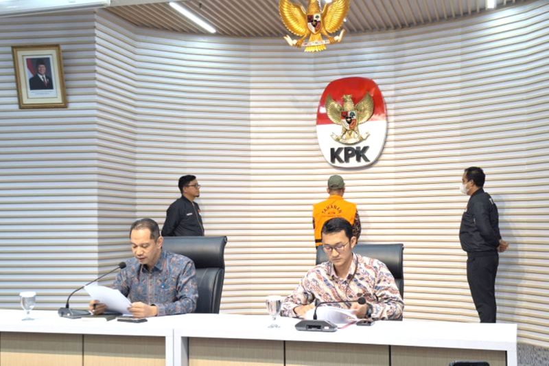Penyidik Komisi Pemberantasan Korupsi (KPK) hadirkan tersangka dalam kasus dugaan korupsi pengadaan alat pelindung diri (APD), Direktur Utama PT Permana Putra Mandiri Ahmad Taufik (AT), dalam konferensi pers di Gedung Merah Putih KPK, Jakarta, Jumat (1/11/2024). Foto: ANTARA