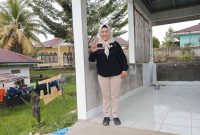 Kepala Dinas Lingkungan Hidup Tapteng, Erni Batubara saat dilokasi rumah bantuan dalam program KKP pada BSY, Jumat (29/11). Foto: Topikseru.com/Jasman Julius