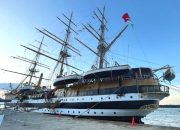 Kapal Ikon Sejarah Maritim Dunia Bersandar di Belawan