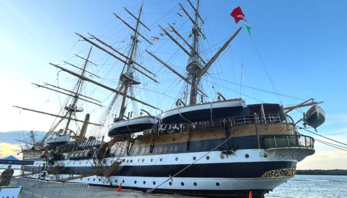 Kapal Ikon Sejarah Maritim Dunia Bersandar di Belawan