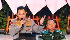 Kapolri Jenderal Pol. Listyo Sigit Prabowo (kiri) berbicara dalam acara Rapat Koordinasi Nasional (Rakornas) di Kabupaten Bogor, Jawa Barat, Kamis (7/11/2024). Foto: Divisi Humas Polri.