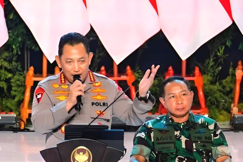 Kapolri Jenderal Pol. Listyo Sigit Prabowo (kiri) berbicara dalam acara Rapat Koordinasi Nasional (Rakornas) Penyelenggaraan Pemerintahan Daerah Tahun 2024 di Sentul International Convention Center (SICC), Kabupaten Bogor, Jawa Barat, Kamis (7/11/2024). Foto: Divisi Humas Polri.