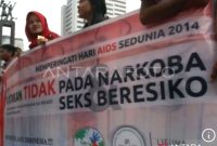 Ilustrasi - Sejumlah mahasiswa membentangkan spanduk saat aksi peringatan Hari HIV/AIDS Sedunia di Bundaran Hotel Indonesia, Jakarta. Foto: Dok Antara