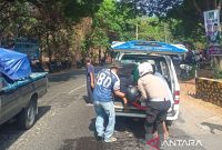 Anggota Satlantas Polres Situbondo, jawa Timur, mengevakuasi Hokky Krisdianto dari lokasi kejadian kecelakaan. Senin (18/11/2024) FotoL: Antara/HO-Humas Polres Situbondo 