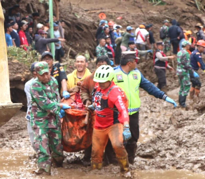 Tim SAR gabungan mengevakuasi korban meninggal dunia di Desa Semangat Gunung, Kecamatan Merdeka, Kabupaten Karo. Foto: Tim SAR