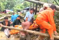 Tim SAR gabungan evakuasi korban longsor di Sembahe, Kecamatan Sibolangit, Deli Serdang. Foto: tangkapan layar