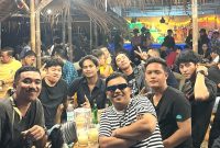 Pengunjung sedang asyik nongkrong di Lapo Tuak Atlas, Jalan Ikahi II, Padang Bulan, Kecamatan Medan Selayang, Kota Medan. Tak hanya nongkrong di warung Kopi, bersantai juga bisa dilakukan di Lapo tuak. Foto: Instagram Atlas